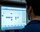 Person sitzt vor PC