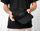Person hält schwarze Mütze mit UTV Logo