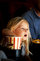 Cineplex – Bild – Kleines Mädchen schaut gespannt und greift in Popcorn Becher