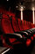 Werbeagentur · Detailaufnahme einer roten Sitzreihe in einem Kinosaal.