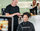 Werbeagentur · Achim Dickgiesser stylt die lockigen Haare des Models, Barkeeper mixt Cocktails im Hintergrund.