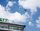 Werbeagentur · Fliegende Drohne über dem Schaefflergebäude vor blauem Himmel.